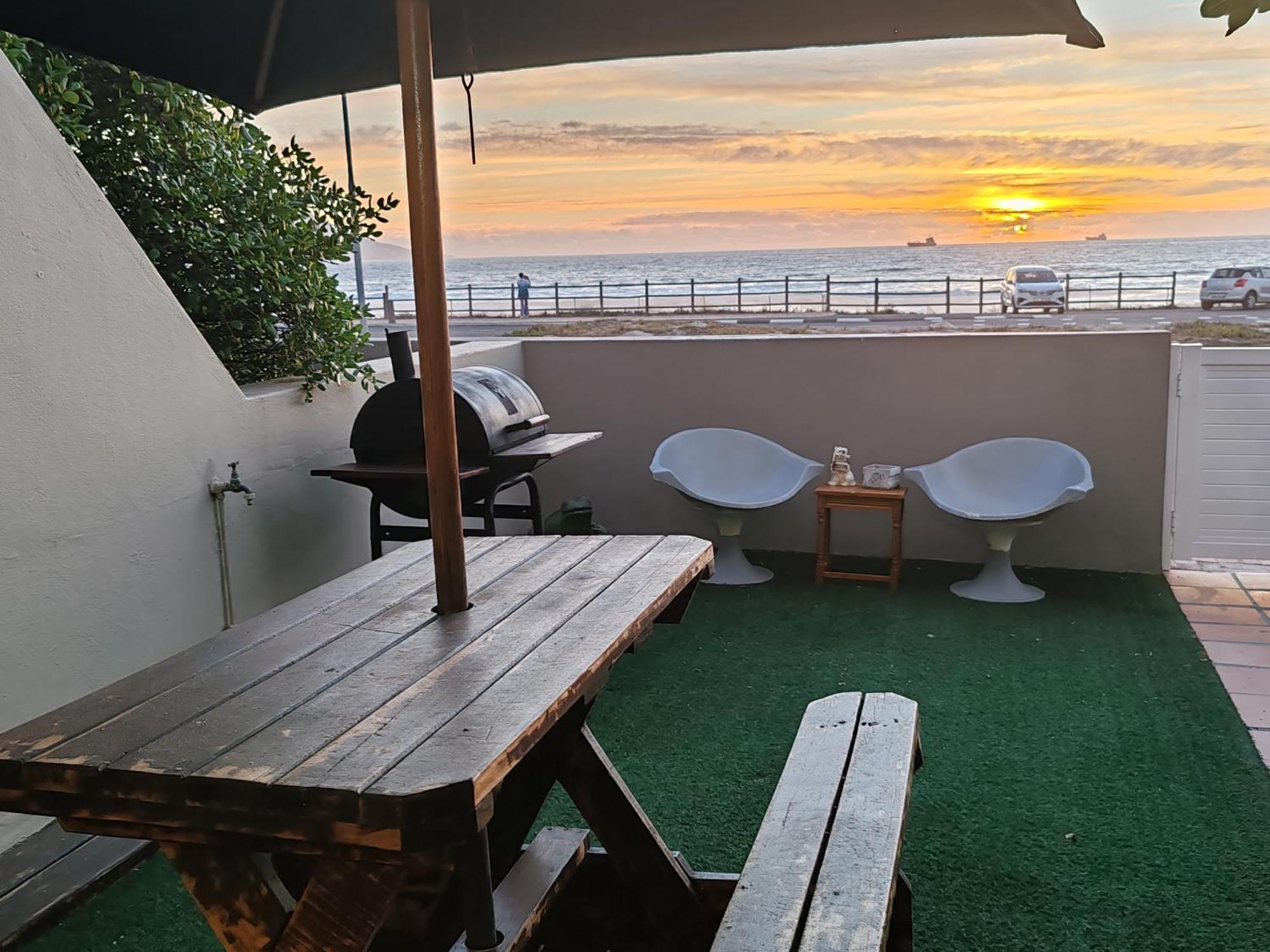 Beach, Sand, Table Mountain * Cape Town