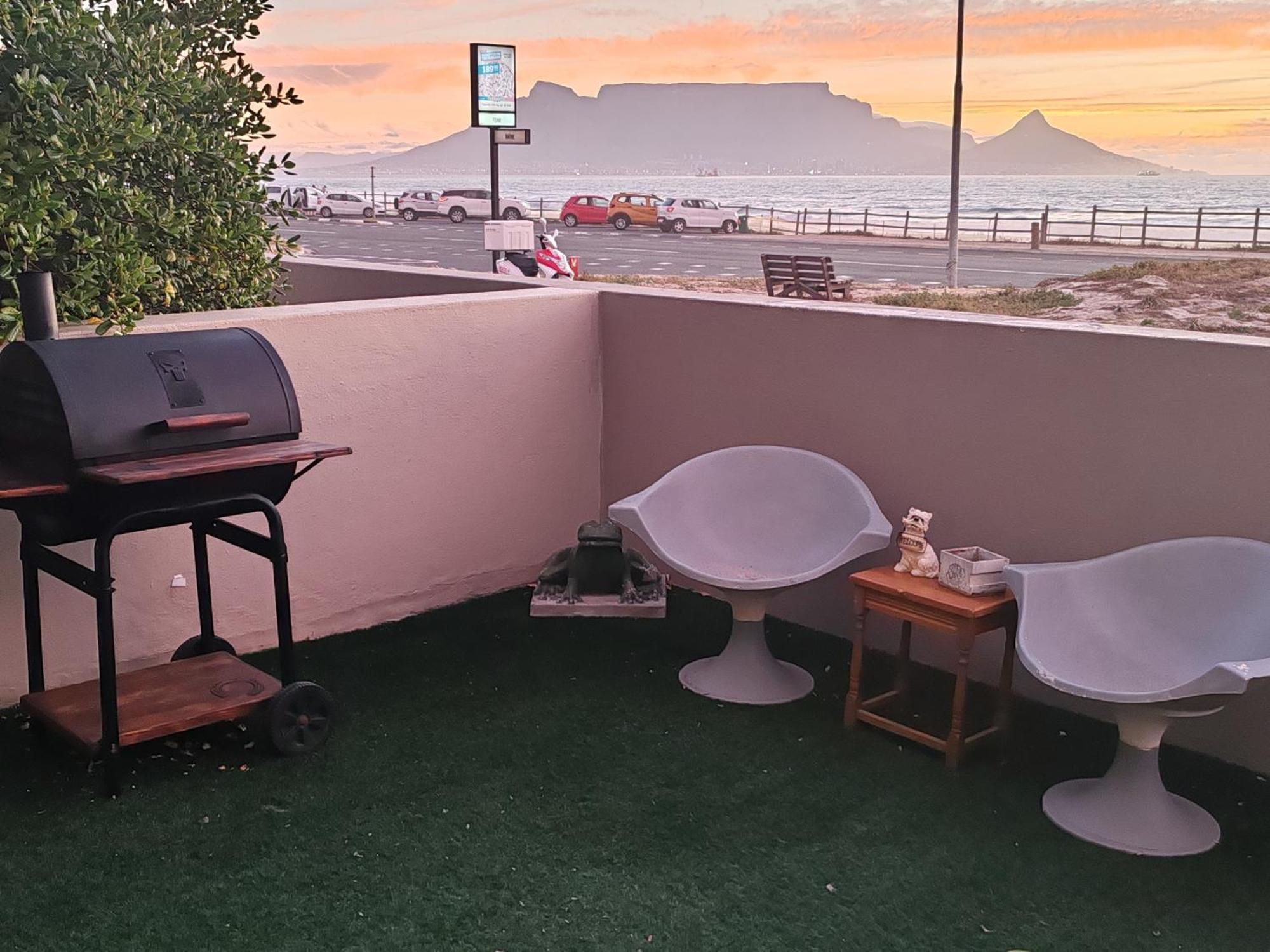 Beach, Sand, Table Mountain Apartment *